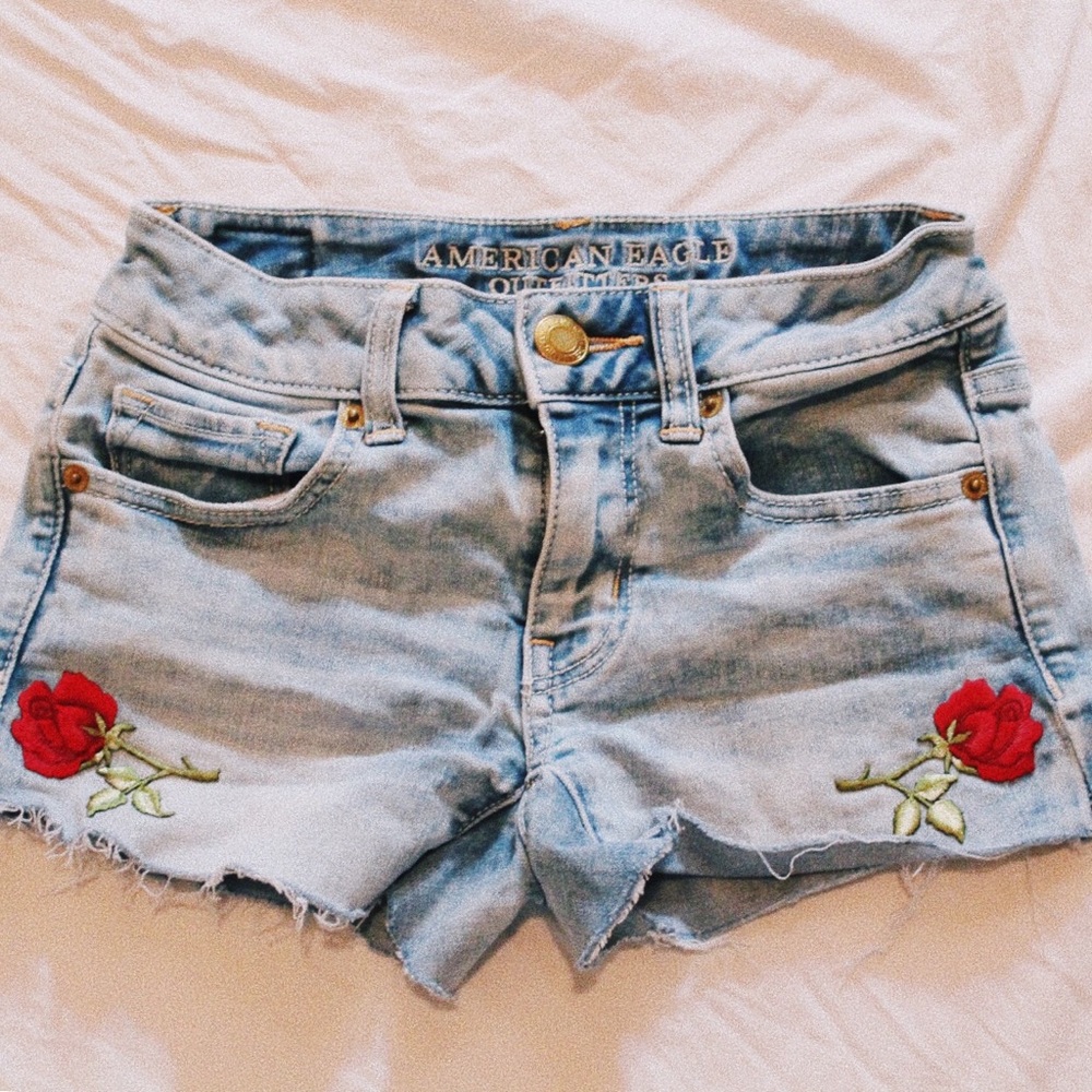 AMERICAN EAGLE DEMIN FLORAL PATCH SHORTS